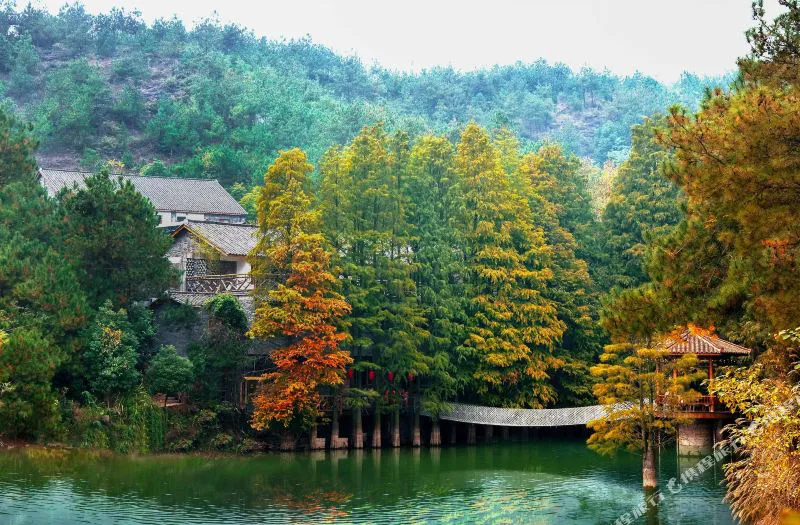 兰溪卧龙湖畔山居